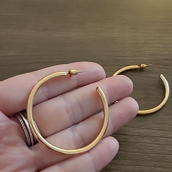 💲6️⃣ Bundled ✔️Gold Hoop Earrings 2.5" - Picture 3 of 8